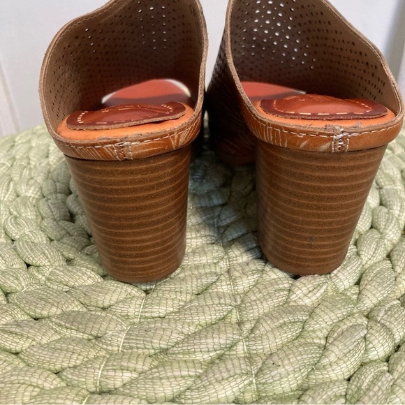 L’Artiste Spring Step Stylin Tan Floral Perforated Peep Toe Slip On Heel Mules - Picture 4 of 8